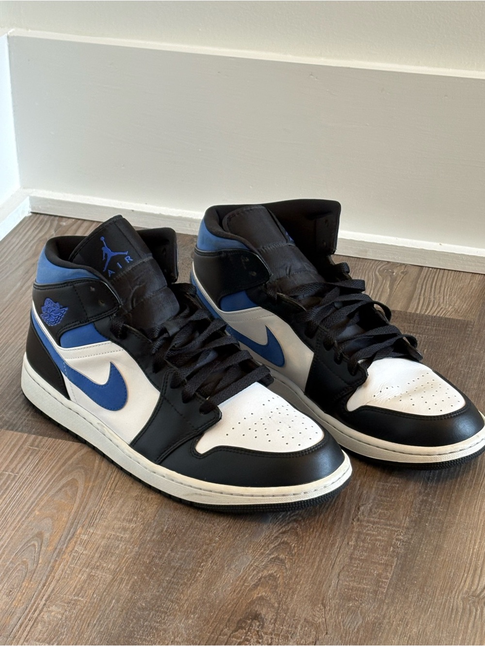 Jordan Retro High Top - White / Black / Blue